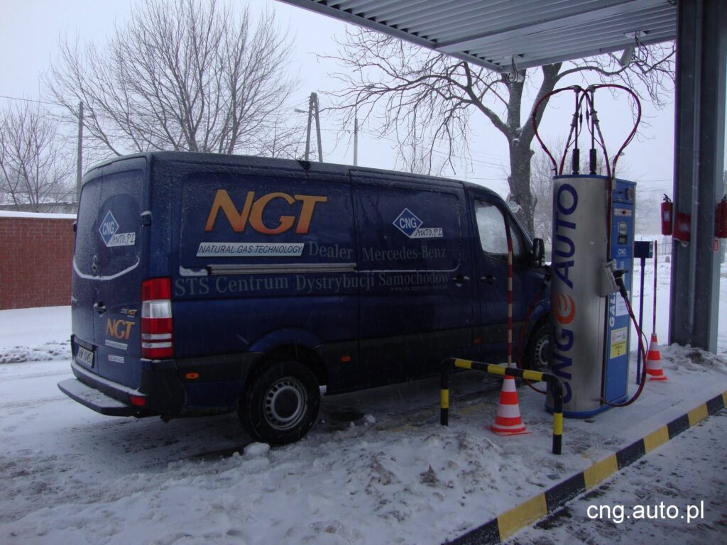 Mercedes Sprinter NGT na stacji CNG - transport zasilany gazem ziemnym