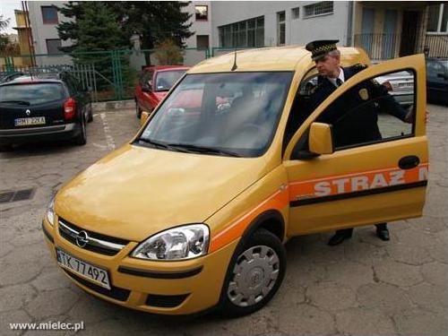 Opel Combo CNG, żółty pojazd Straży Miejskiej w Mielcu, z boku