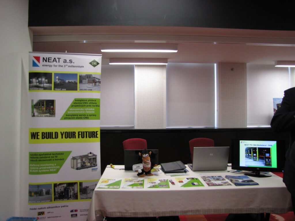 Stoisko firmy NEAT a.s. z roll-upem energy for the 3rd millennium, laptopem i monitorem na konferencji