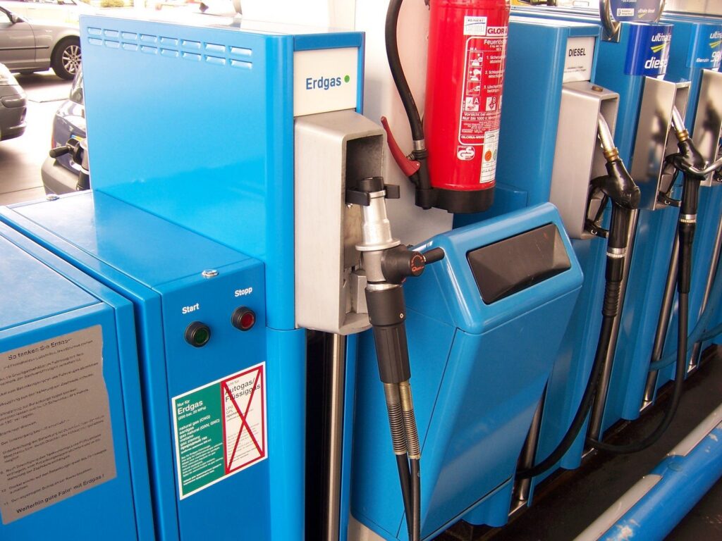 Wielopaliwowy dystrybutor z końcówką CNG na stacji paliw w Luksemburgu