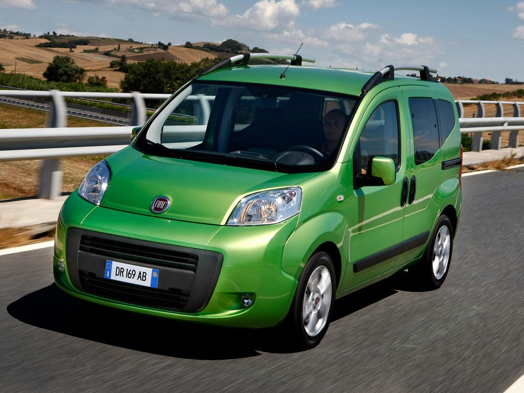 Zielony Fiat Qubo Natural Power zasilany gazem CNG na wystawie