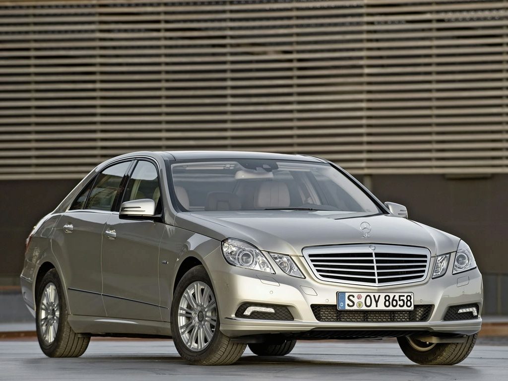 Mercedes E 200 NGT zasilany gazem CNG w eleganckim srebrnym kolorze