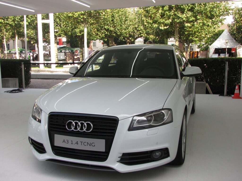 Audi A3 1.4 TCNG biały ze znakiem na masce, prezentacja na targach