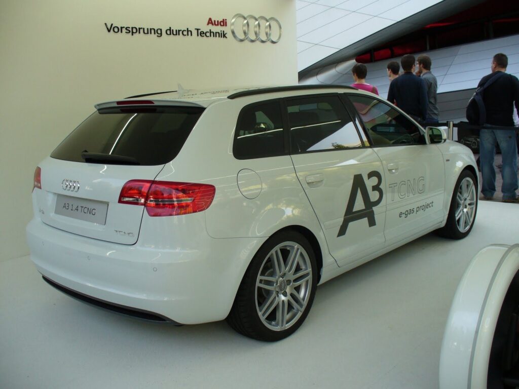 Audi A3 1.4 TCNG biały widok z boku, pojazd zasilany gazem ziemnym