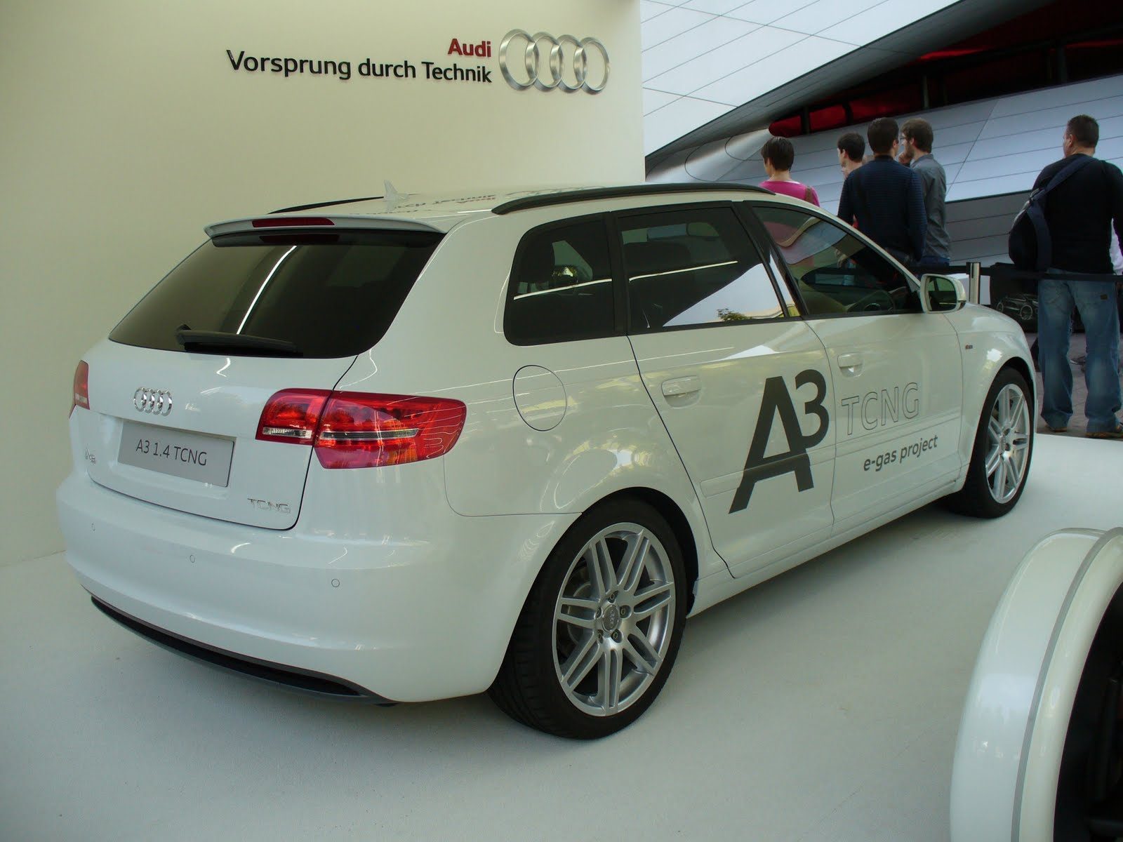 Audi A3 1.4 TCNG biały widok z boku, pojazd zasilany gazem ziemnym
