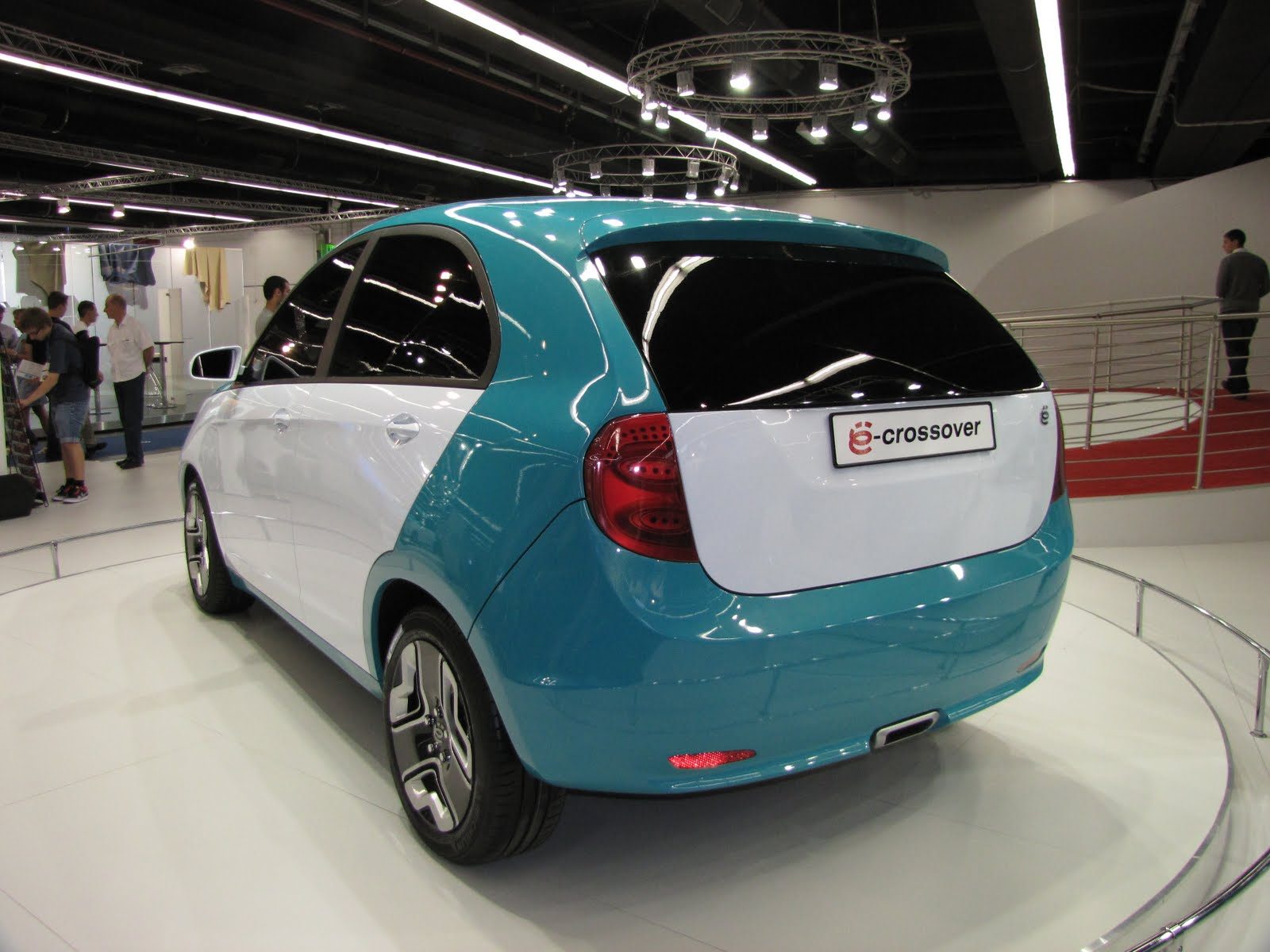 Yo-Mobile cross-over – prototyp pojazdu hybrydowego na targach