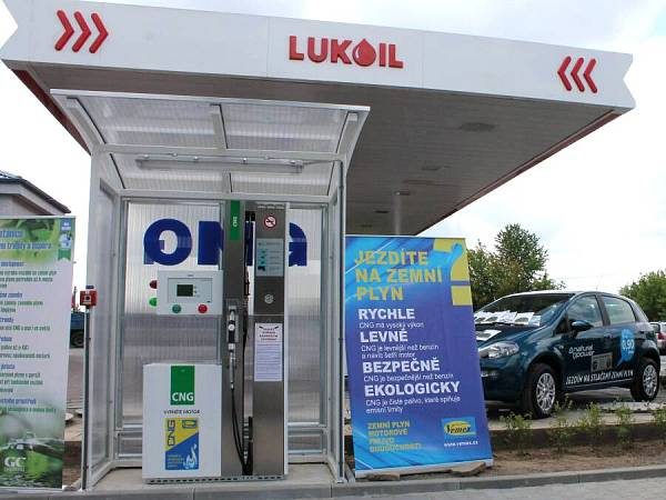 Stacja CNG Lukoil w Ołomuńcu z dystrybutorem gazu ziemnego i logo operatora