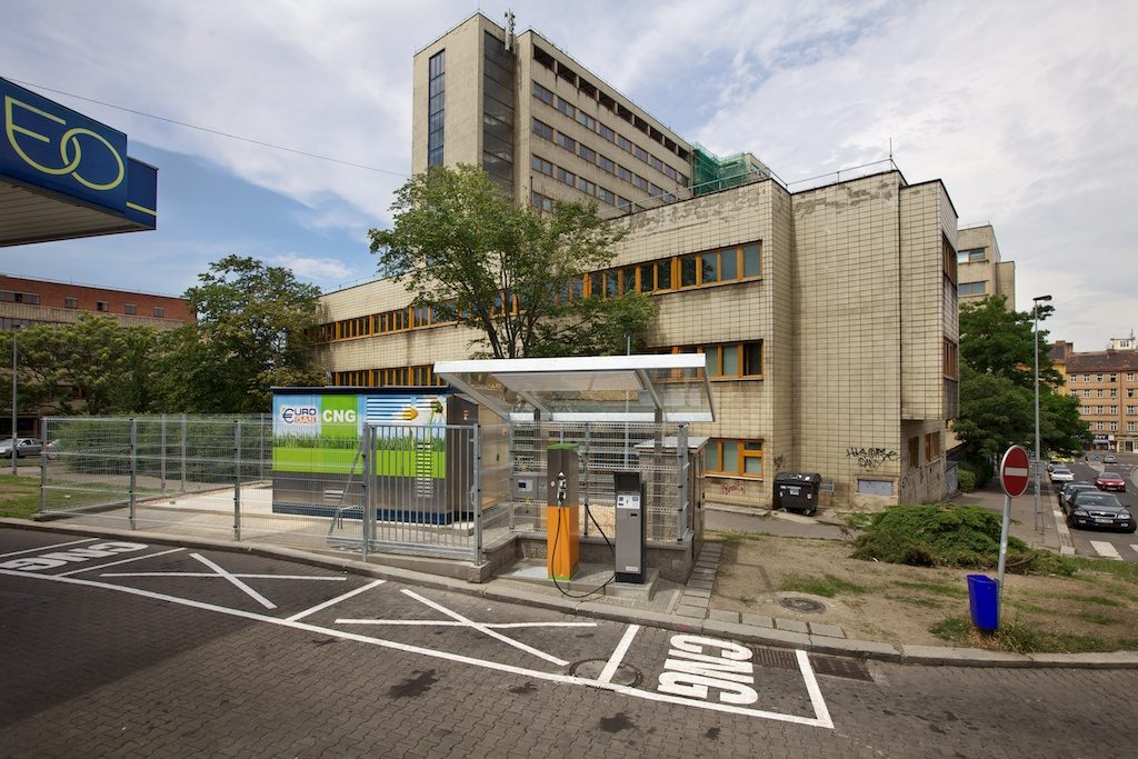 Dystrybutor CNG stacji EuroGas na Żiżkowie w Pradze, widoczna kolumna tankowania