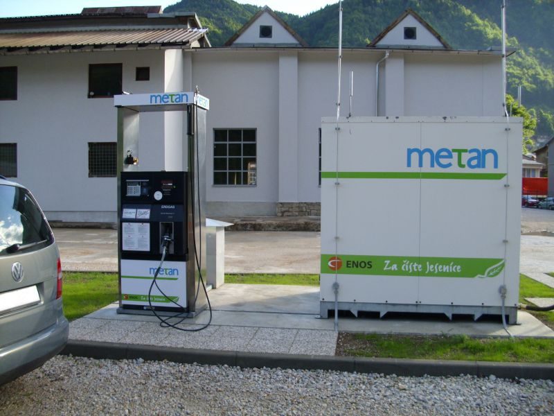 Stacja CNG Metan z logo operatora w Jesenicach w Słowenii
