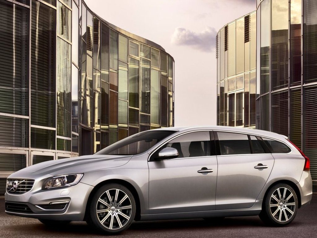Volvo V60 Bi-Fuel srebrny kombi widok z boku