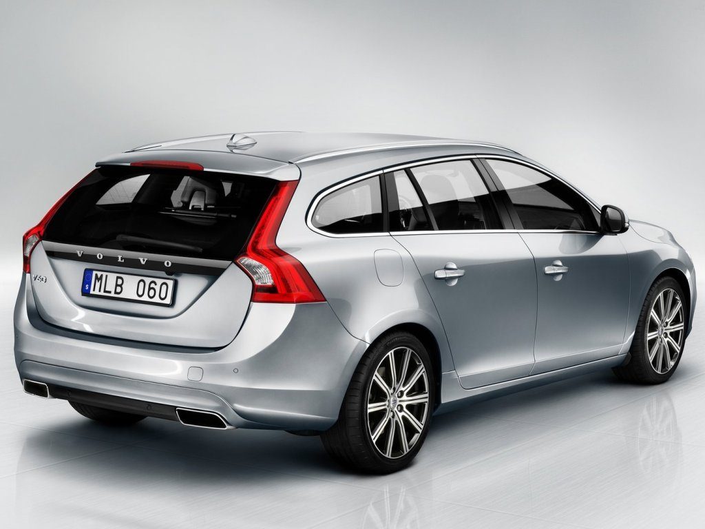 Tył Volvo V60 Bi-Fuel srebrny z czerwonymi światłami
