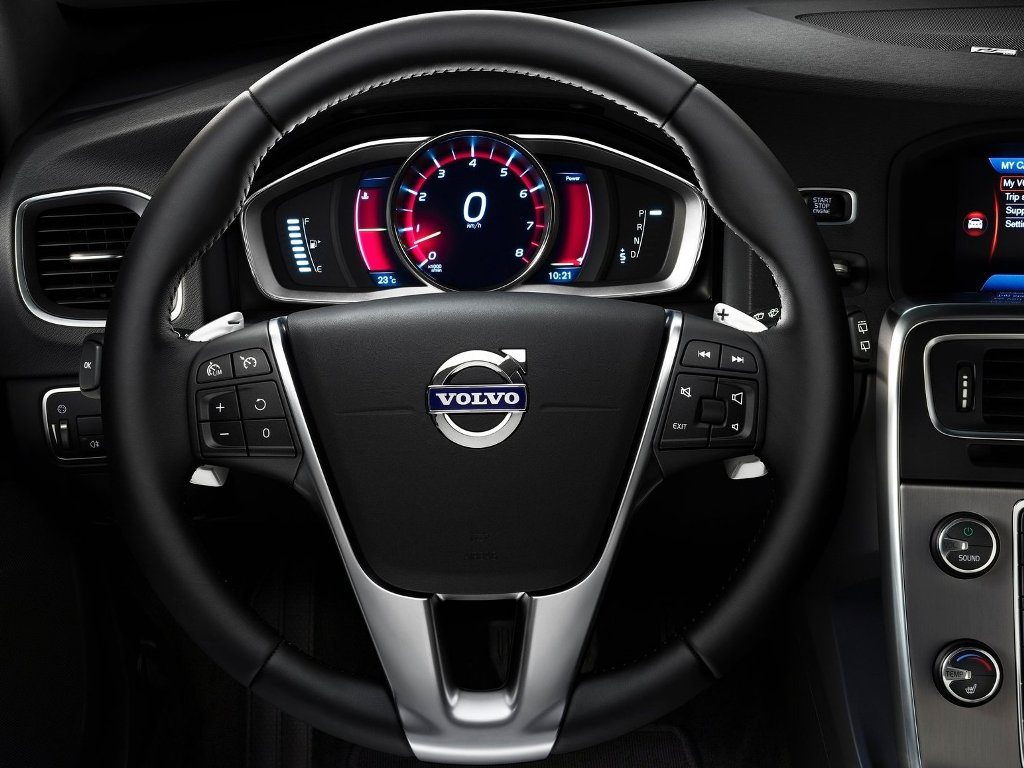 Kokpit Volvo V60 kierownica i panel instrumentów