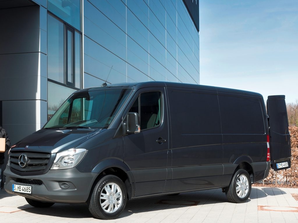 Widok z boku Mercedes-Benz Sprinter 316 NGT FL zasilanego gazem ziemnym