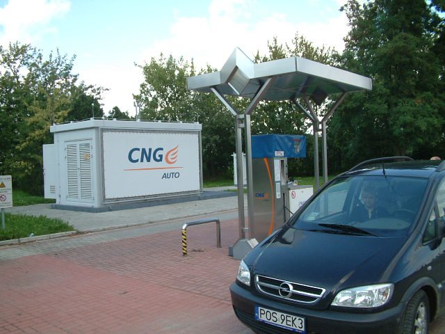 Dystrybutor paliwa gazowego CNG na stacji w Olsztynie