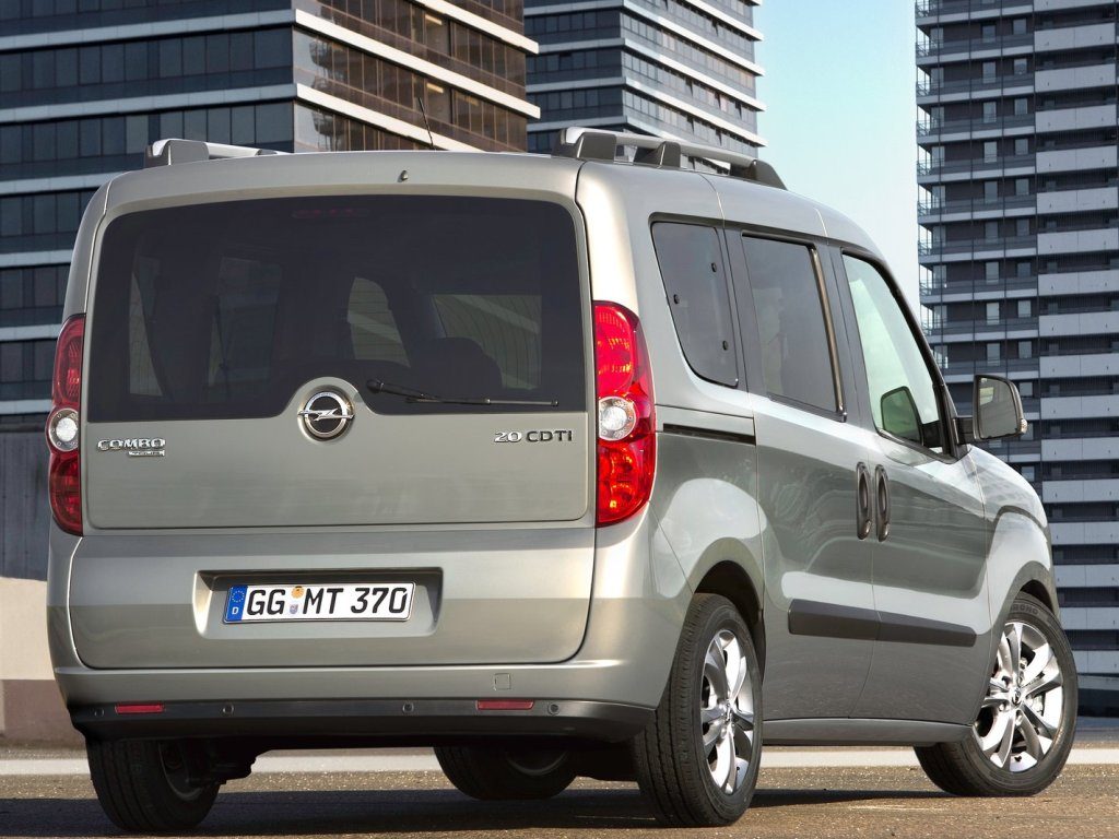 Opel Combo Tour 1.4 CNG Turbo - widok boczny pojazdu z otwartymi drzwiami