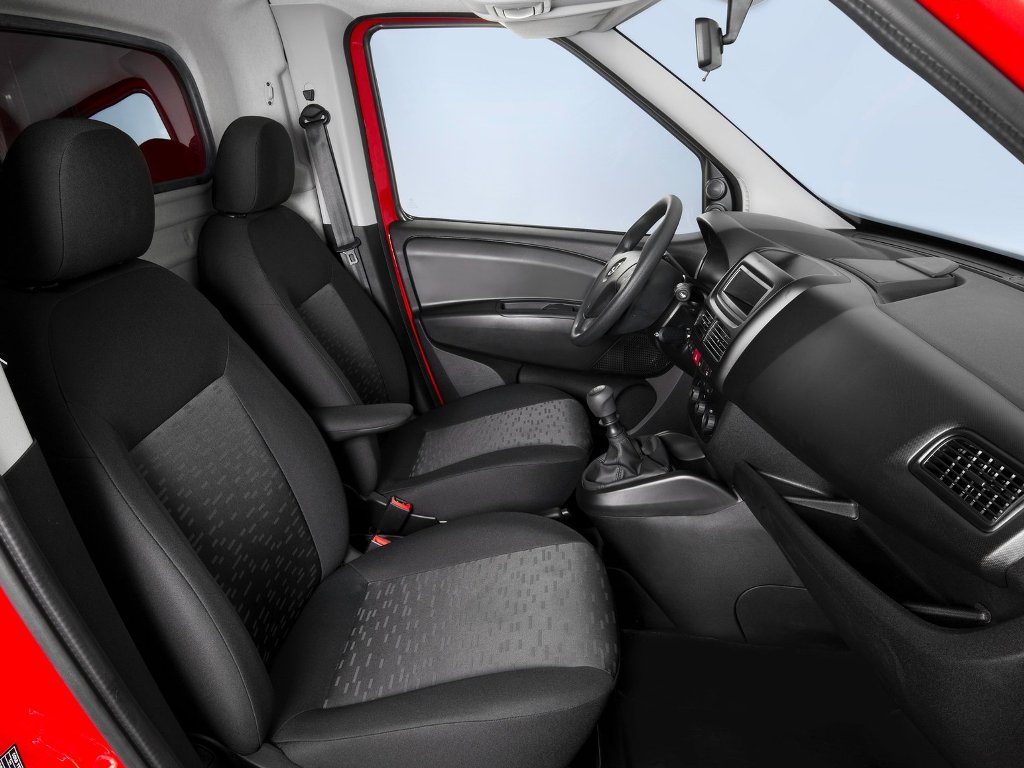 Wnętrze pojazdu Opel Combo z widokiem na przednie siedzenia i instrukcje