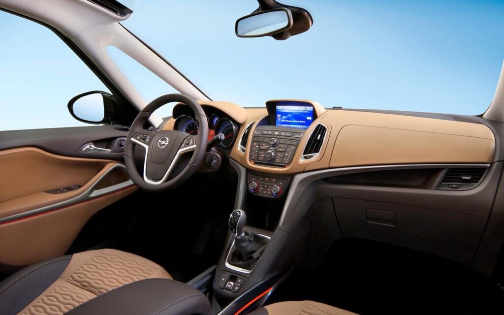 Opel Zafira Tourer CNG wnętrze, kokpit z kierownicą i nawigacją
