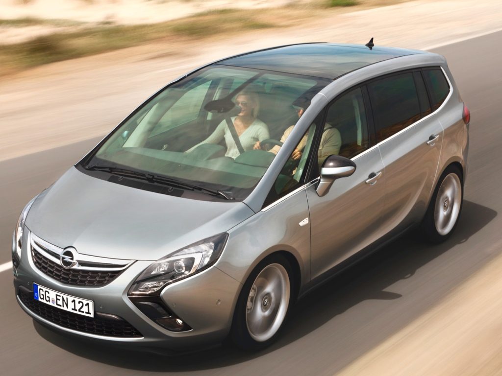 Opel Zafira Tourer CNG srebrny, w ruchu na drodze