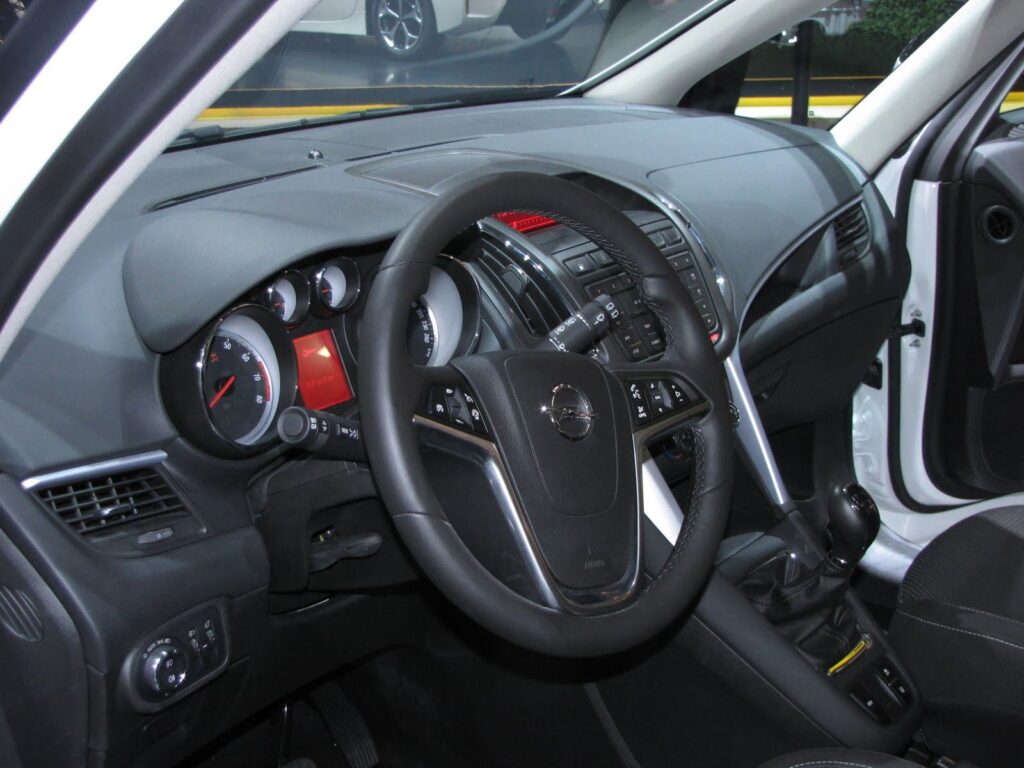 Opel Zafira Tourer 1.6 Turbo CNG – widok boczny pojazdu