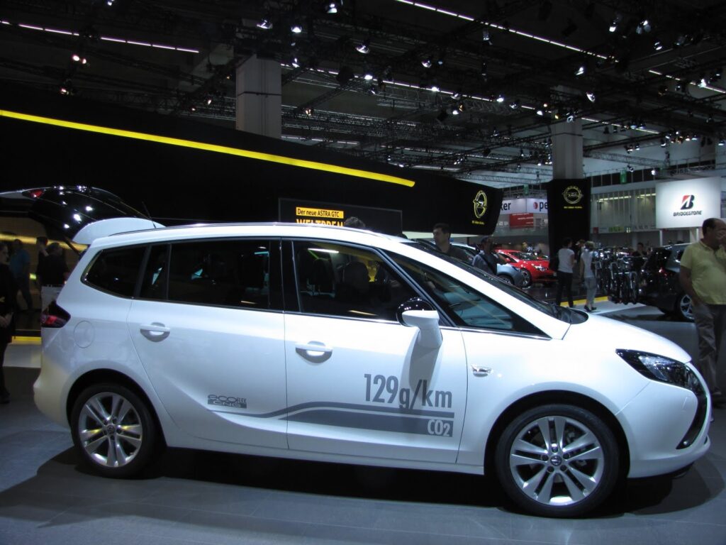 Wnętrze Opela Zafiry Tourer 1.6 Turbo CNG z widokiem na kokpit