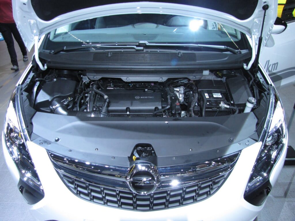 Opel Zafira Tourer 1.6 Turbo CNG prezentowany na wystawie targowej