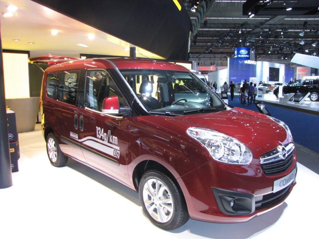 Opel Combo 1.4 Turbo CNG – widok boczny dostawczaka na gazie