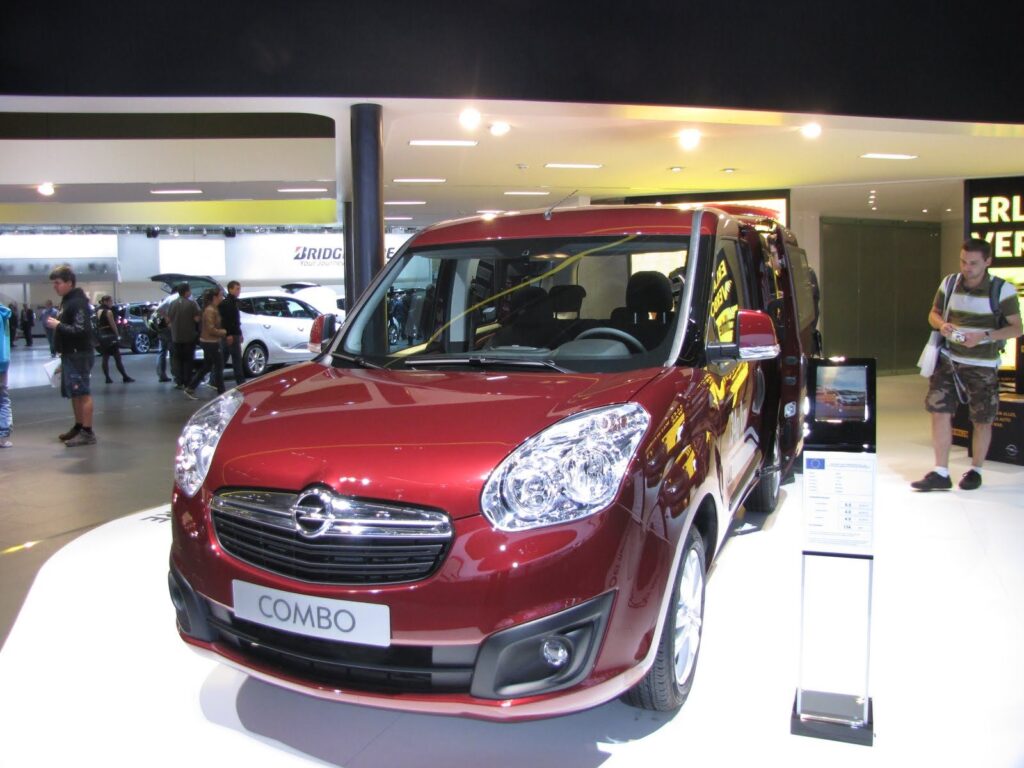 Opel Combo 1.4 Turbo CNG na targach IAA 2011 we Frankfurcie