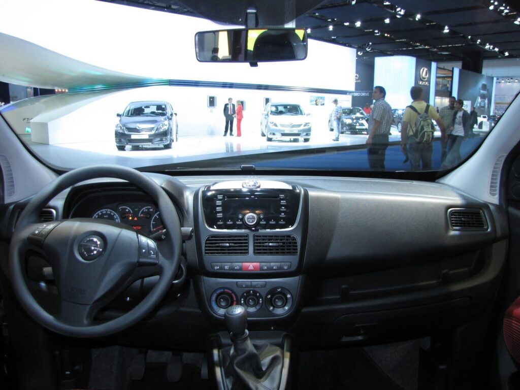 Wnętrze Opela Combo 1.4 Turbo CNG podczas wystawy targowej