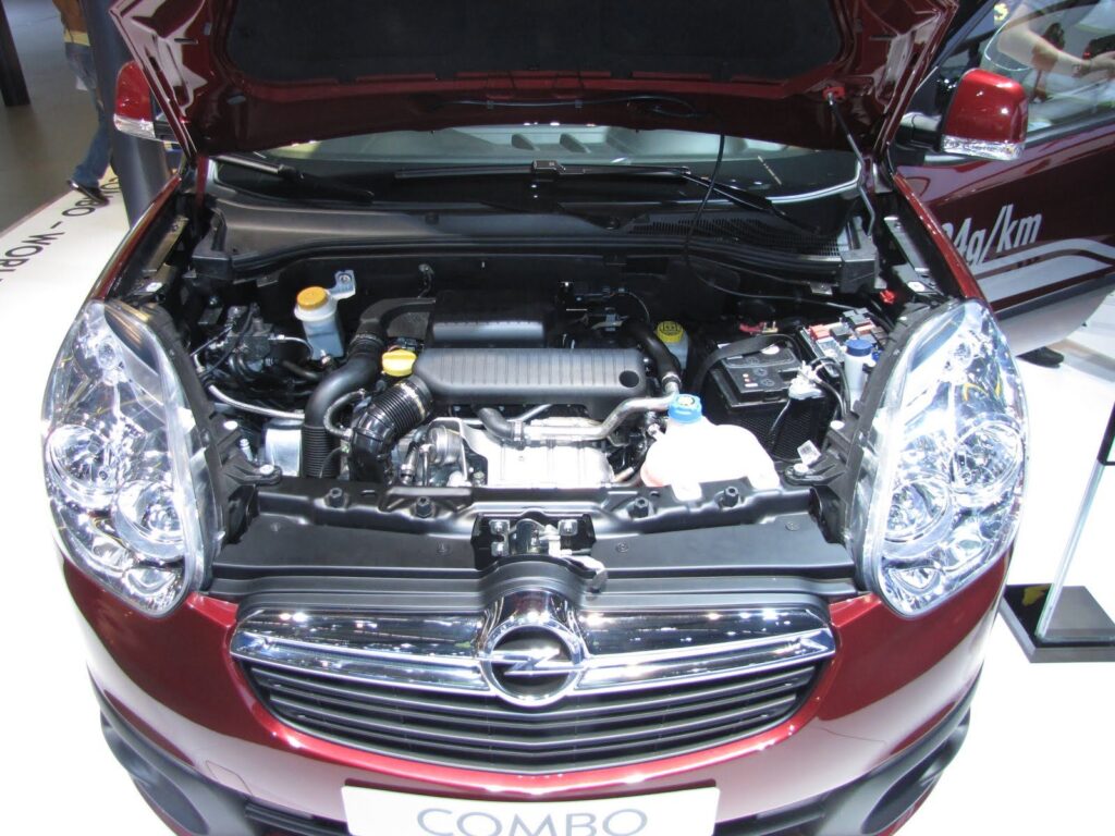 Opel Combo 1.4 Turbo CNG zaprezentowany na stoisku targu