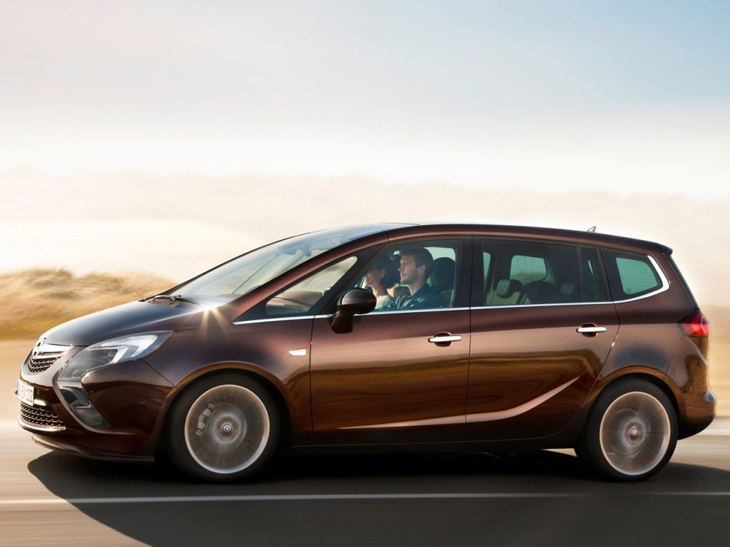 Opel Zafira Tourer CNG, widok boczny, minivan zasilany gazem