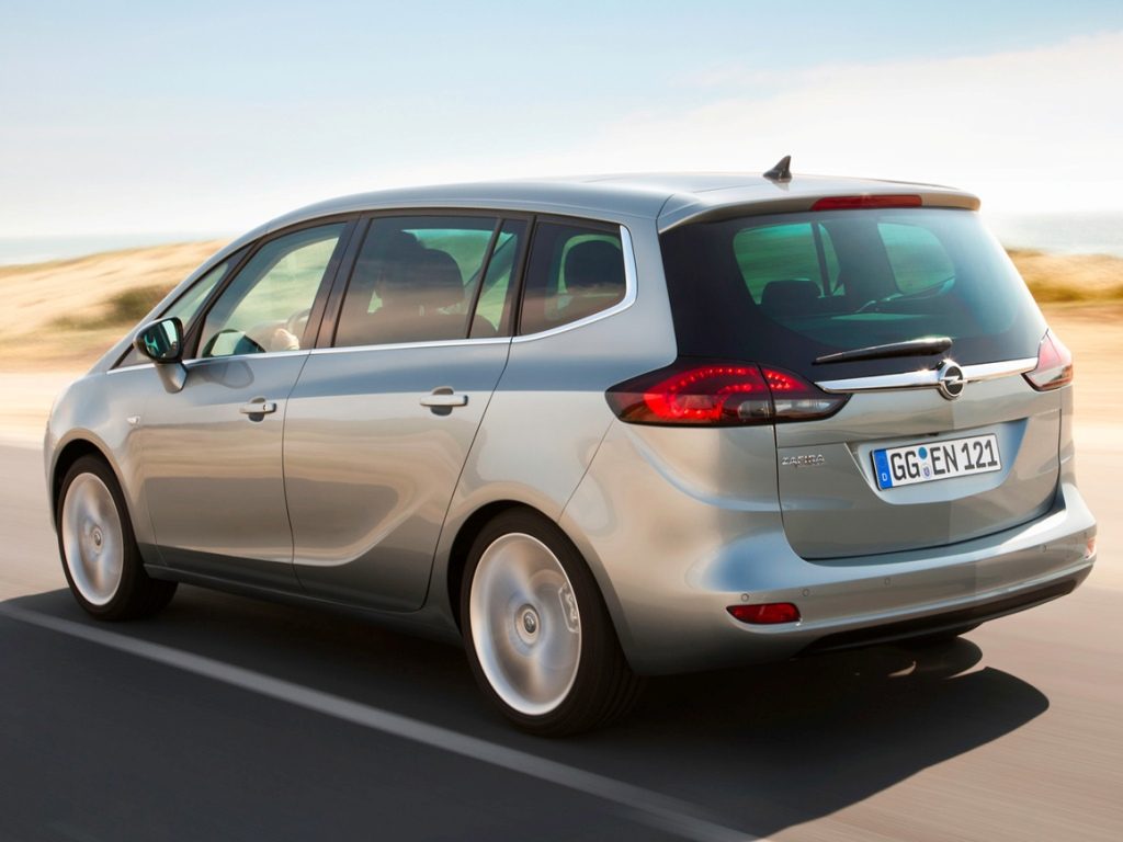 Opel Zafira Tourer 1.6 CNG Turbo - widok boczny z rejestracyjnymi tablicami