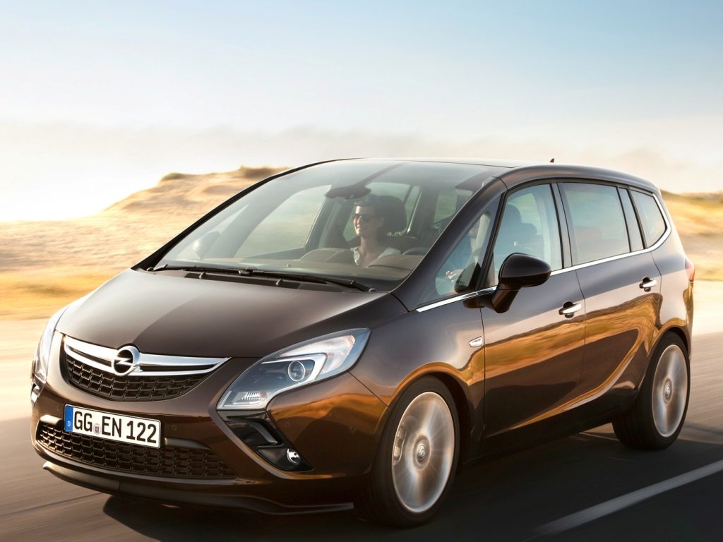 Opel Zafira Tourer 1.6 CNG EcoFlex Turbo, widok z przodu, siedmioosobowy