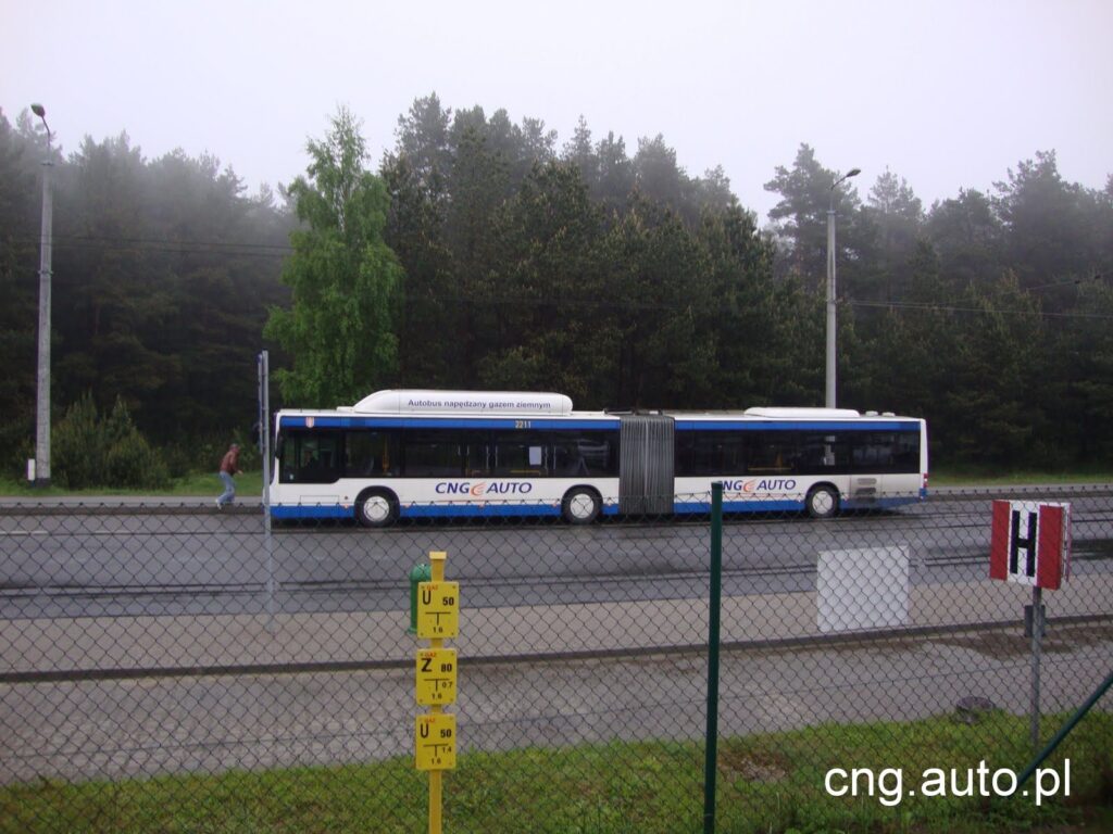 Uroczyste przecięcie wstęgi otwierające stację CNG w Gdyni