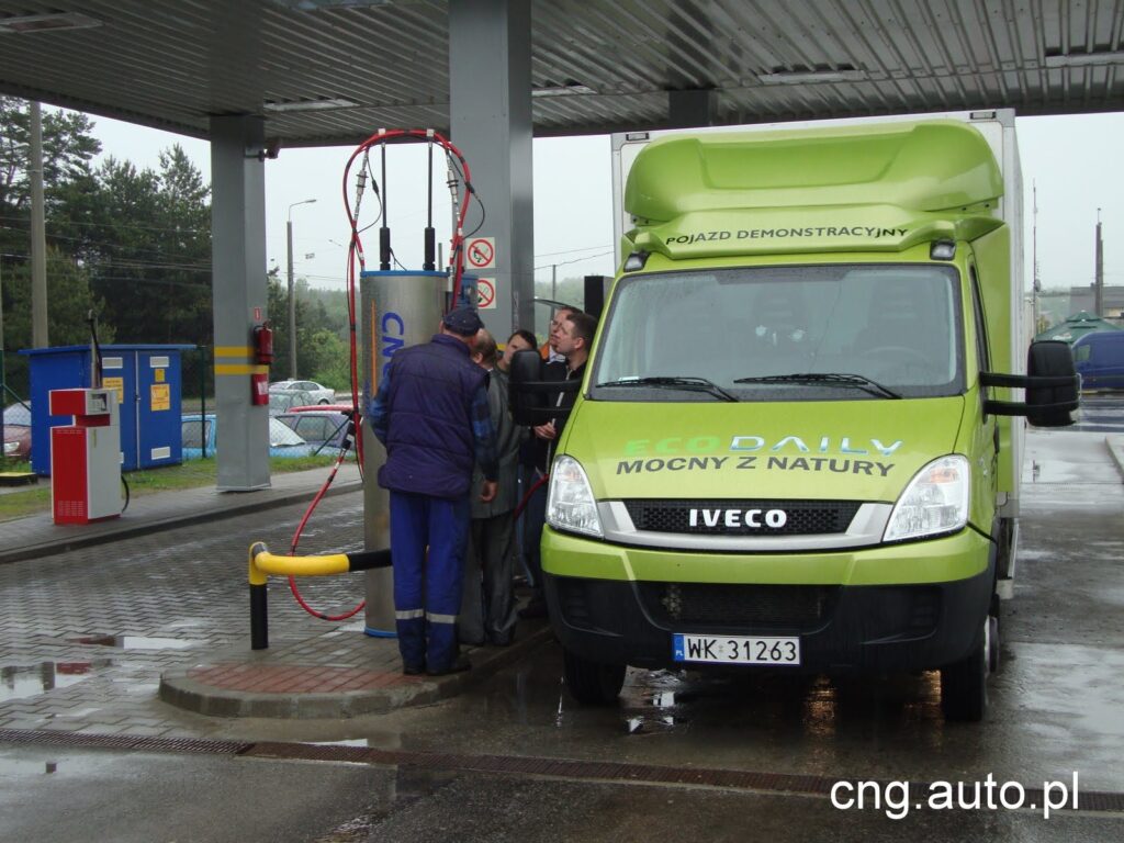 Tankowanie Iveco EcoDaily Natural Power na stacji CNG w Gdyni