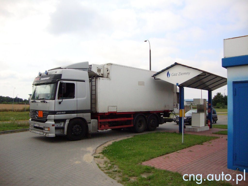 Ciężarówka Mercedes-Benz Actros 2540 zasilana CNG na stacji tankowania gazu ziemnego z napisem Gaz Ziemny