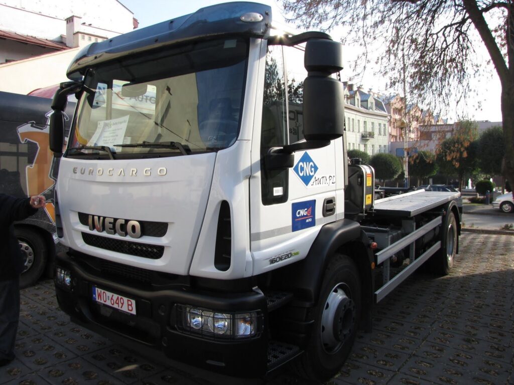 Ciężarówka Iveco Eurocargo 160E20 CNG z naklejką CNG.auto.pl na drzwiach, tablica rejestracyjna WO 649B