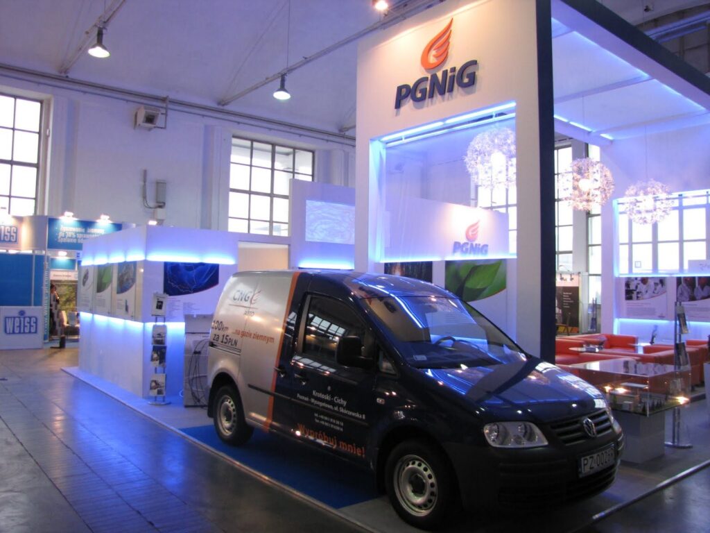 Stoisko PGNiG na targach z Volkswagenem Caddy zasilanym CNG i napisem 100 km za 15 PLN na gazie ziemnym