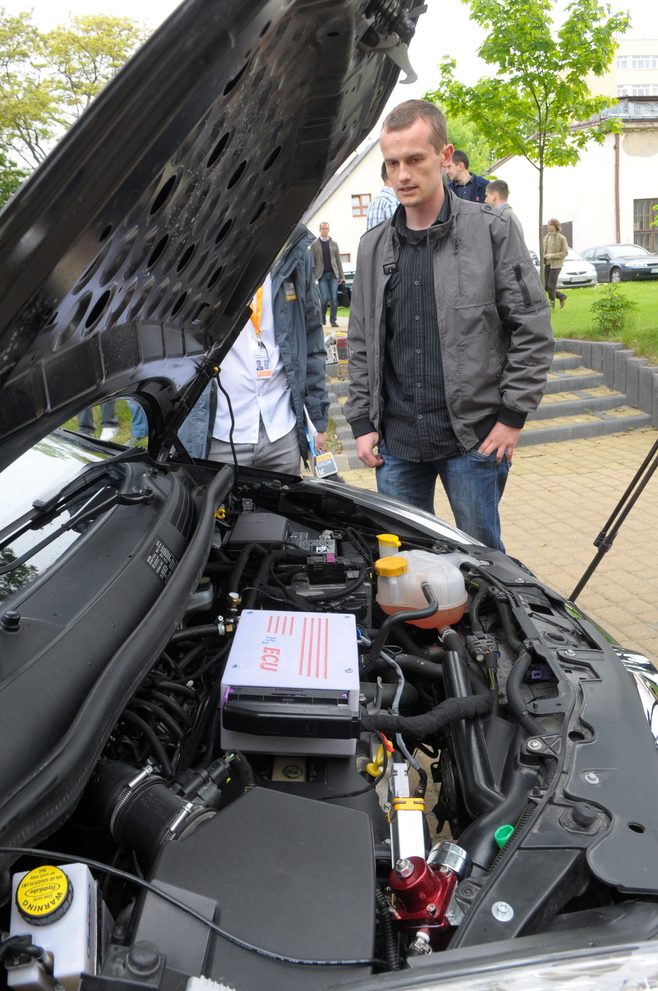 Badacze przy Opelu Corsie zasilanym wodorem podczas pokazów projektów naukowych