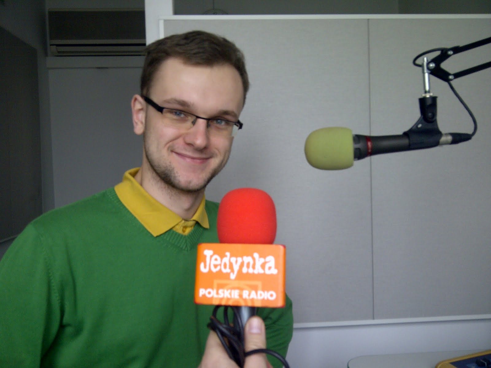 Ekspert CNG udzielający wywiadu w studiu Polskiego Radia Program 1