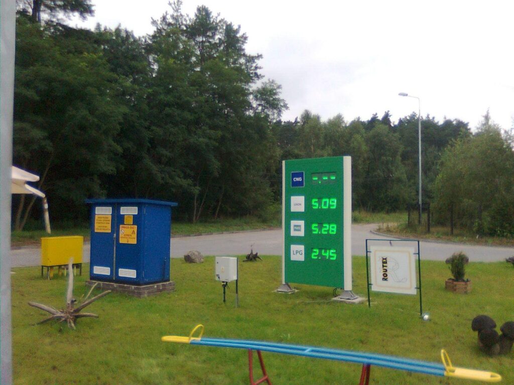 Tablica z cenami paliw CNG na stacji BP w Tucholi