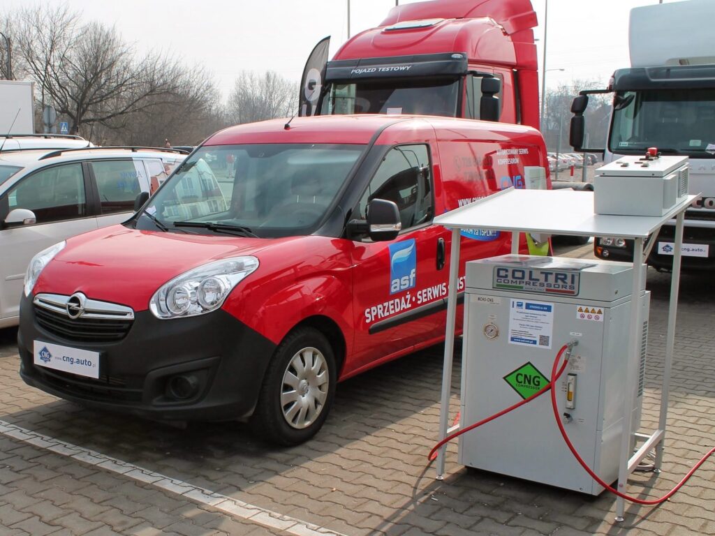Strefa Metanu na GasShow 2013, pojazdy i stoiska ekspozycyjne branży CNG/LNG
