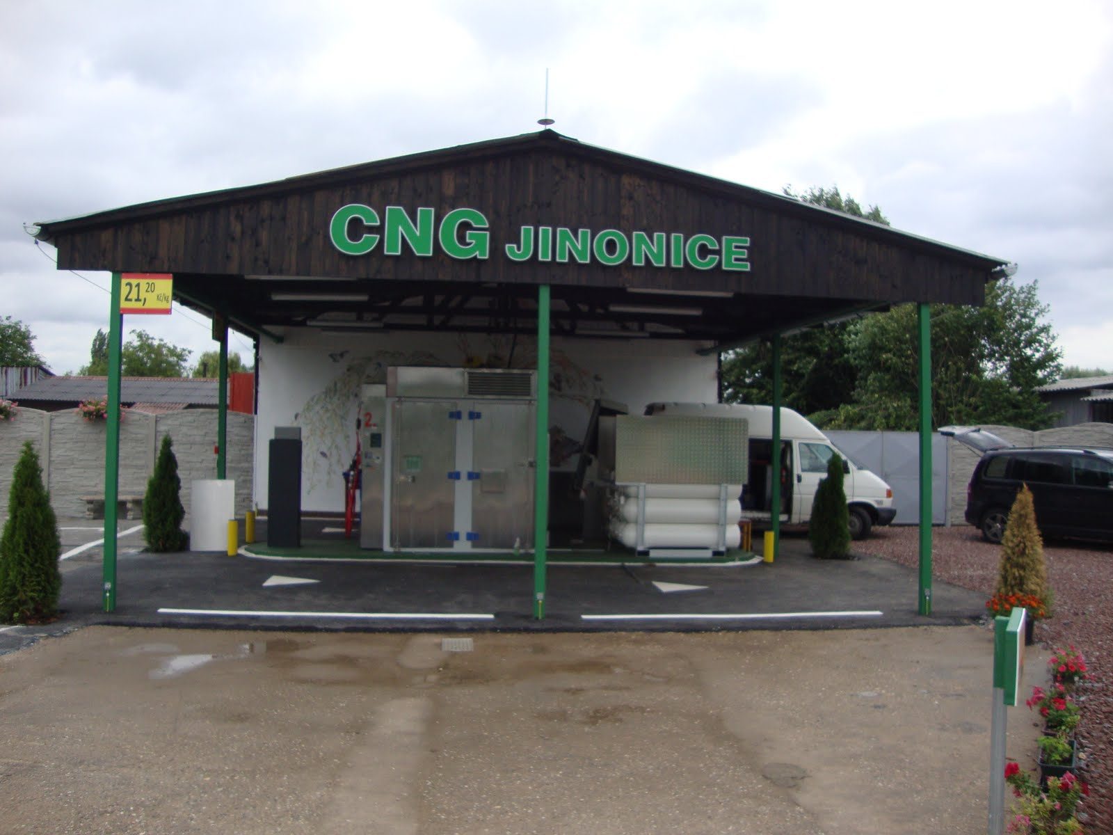 Stacja CNG Jinonice w Pradze z logo w zielonym kolorze i ceną 21,20 za litr
