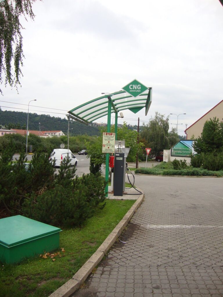 Pojedyncza kolumna tankowania CNG z zielonym dachem i logo semini gvaz