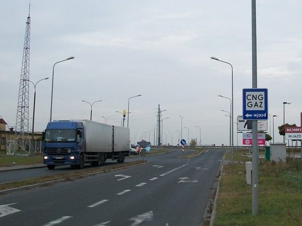 Mercedes ciężarówka CNG na trasie, stacja CNG gaz i znak