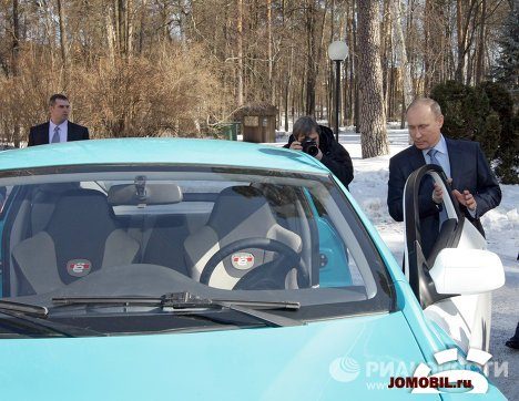 Władimir Putin ogląda pojazd Yo-Mobile zasilany gazem ziemnym CNG