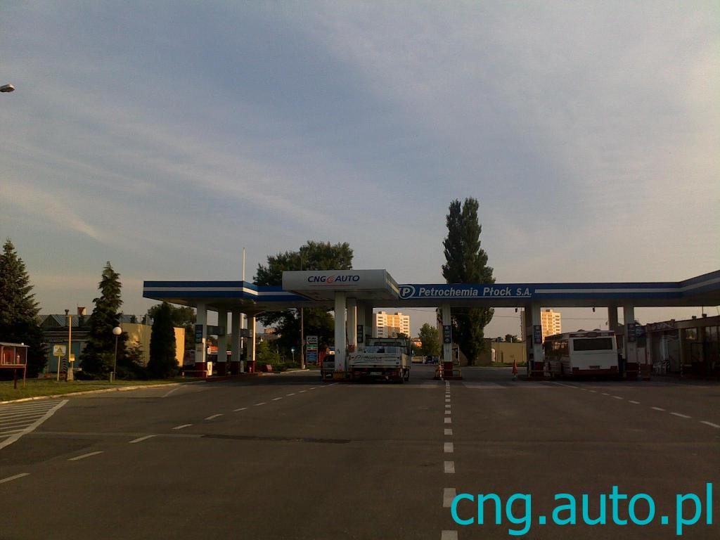 Stacja tankowania CNG Petrochemia Płock w Radomiu z logo i napisami