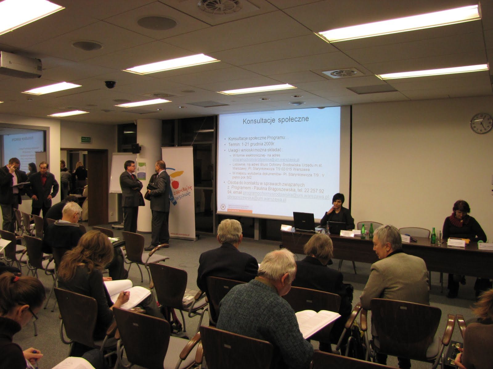 Sala konferencyjna konsultacji społecznej dotyczącej polityki ekologicznej