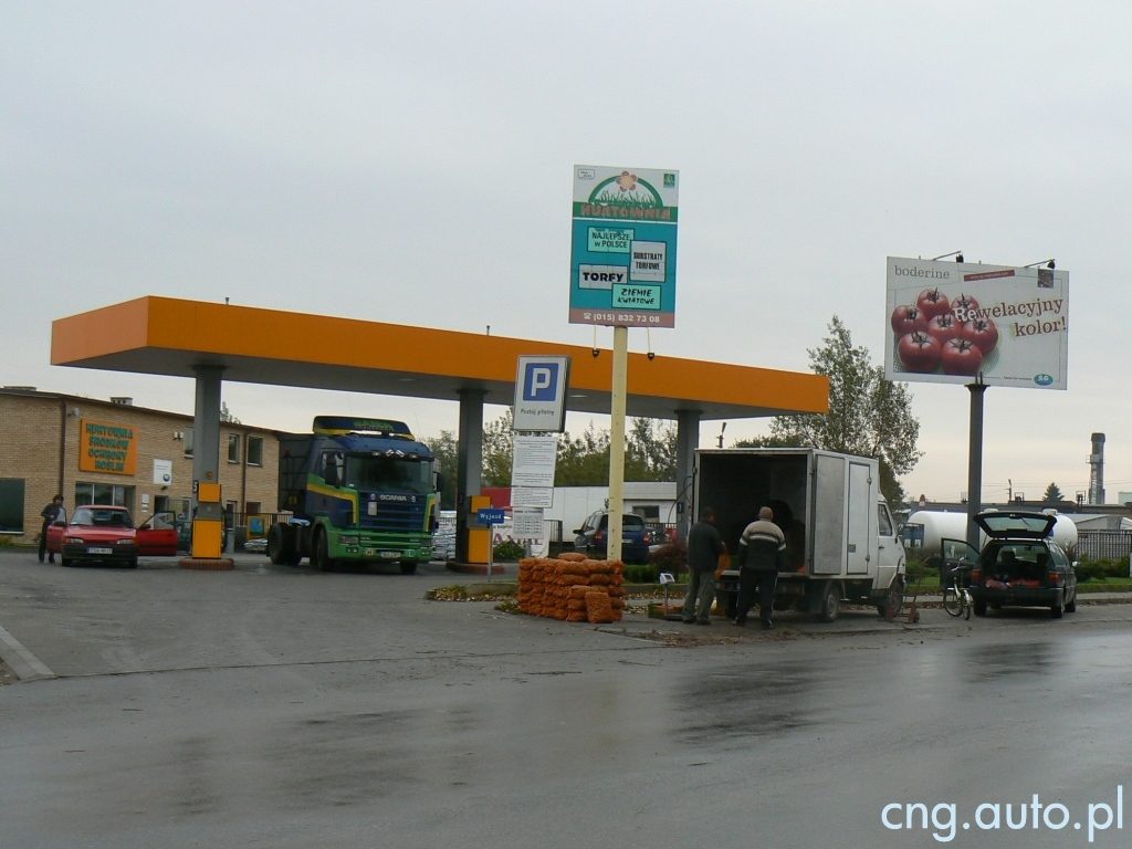Stacja gazu ziemnego CNG w Sandomierzu z żółto-niebieskim zadaszeniem