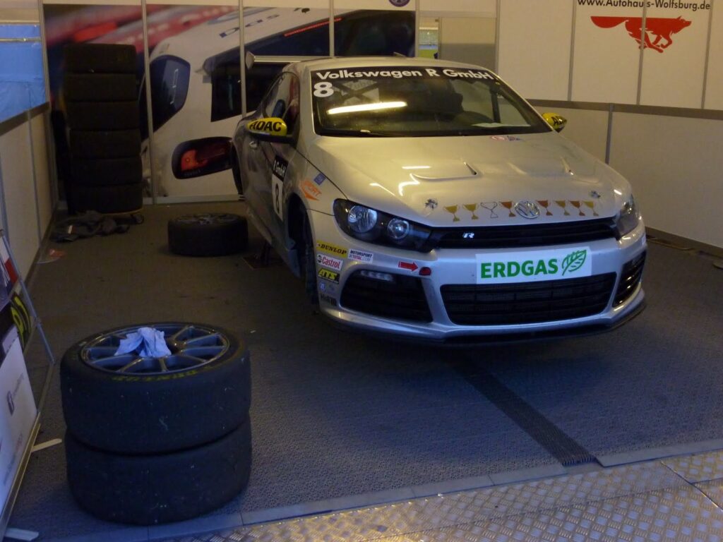 Bolid VW Scirocco R-CUP zasilany bioCNG przed startem wyścigu