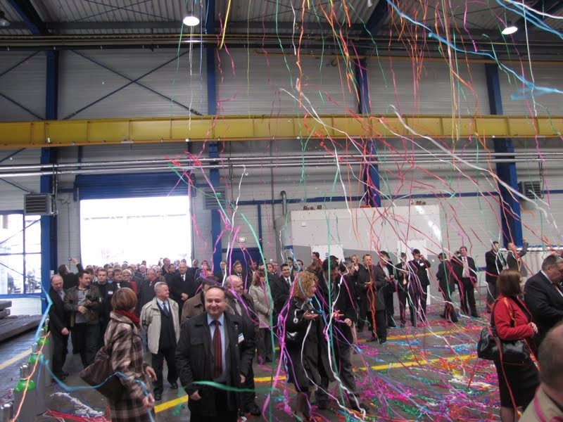 Konfetti podczas ceremonii otwarcia hali produkcyjnej zbiorników